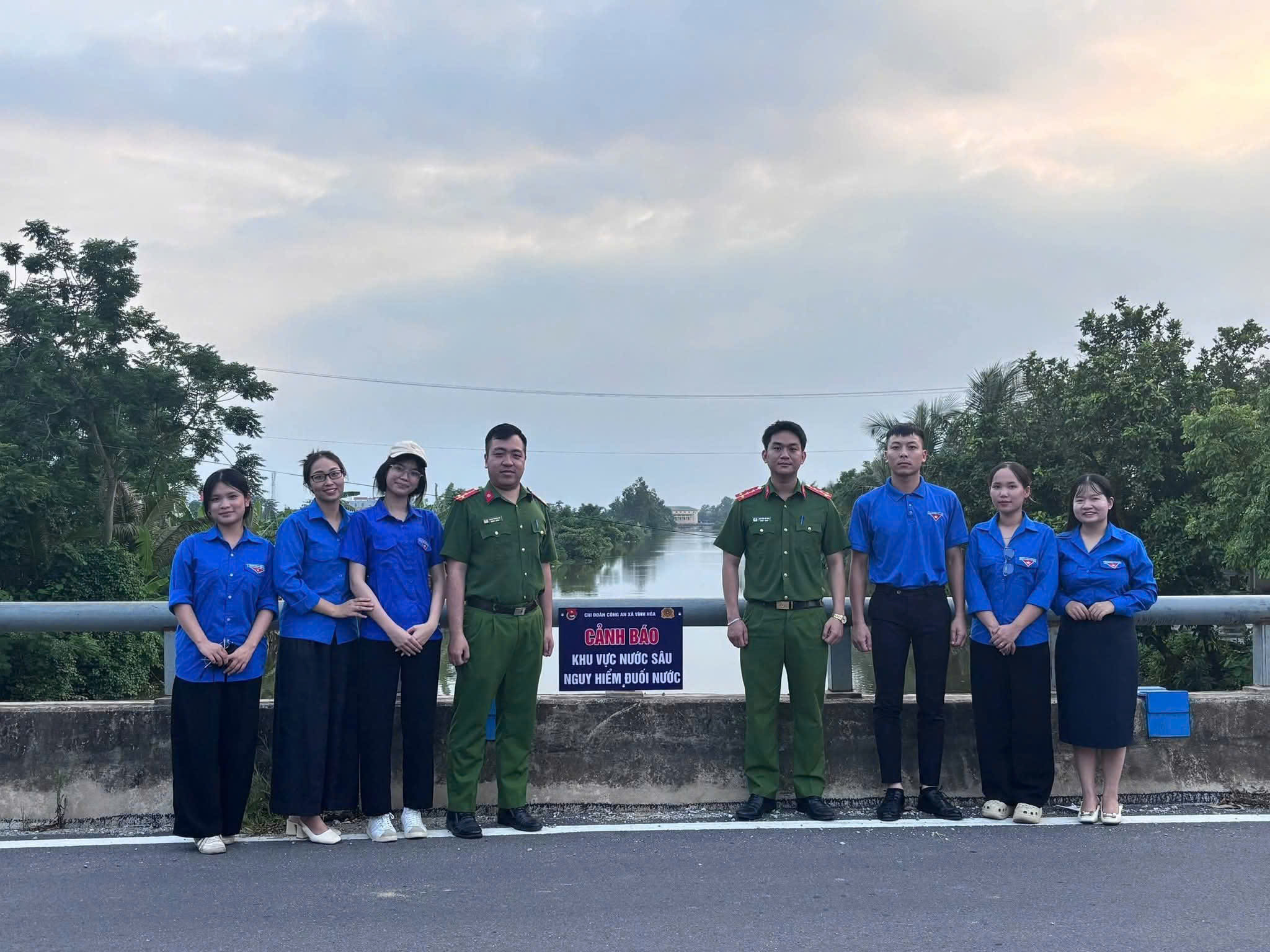 Công an xã Vĩnh Hòa tổ chức cắm biển cảnh báo đuối nước tại kênh mương, ao hồ nguy hiểm
